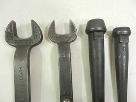 452b Klein Tools 1 7/16 Inch And 1/4 Spud Wrenches With 2 Bull Pins